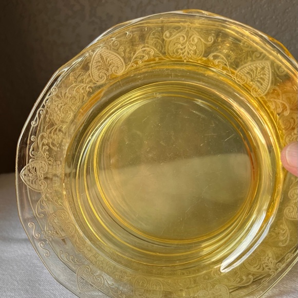 Vintage topaz yellow salad plates - Picture 10 of 11
